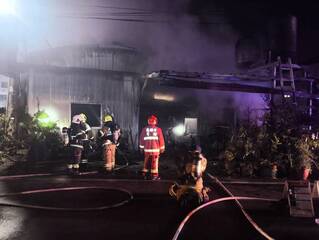 高雄大樹區汽車保養廠凌晨火警 負責人母親現場身亡