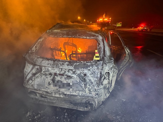 凌晨翁騎機車逆向國1內側車道  水上段撞車起火身亡 | 華視新聞