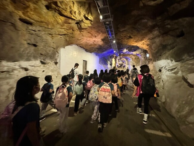 教部推多元本土教育　金門學生探坑道、做紅龜粿 | 華視新聞