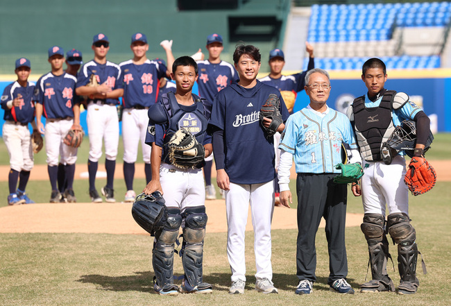 伍立辰黑豹旗開球圓兩個夢　參與歐力士秋訓有收穫 | 華視新聞