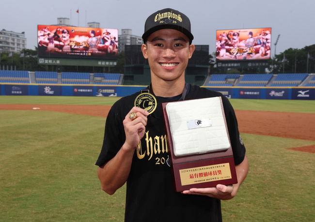 黑豹旗平鎮高宥軒奪MVP　邱聖安關鍵安為最佳游擊手 | 華視新聞