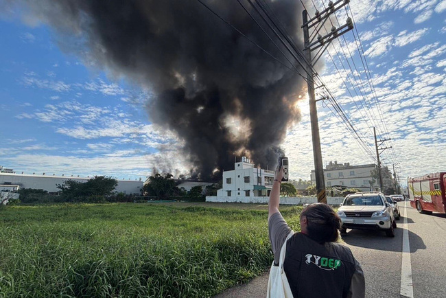 桃園地下工廠大火濃煙竄天　環保局最高併罰2千萬 | 華視新聞