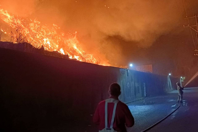 台南安南區城西掩埋場冒火　20公尺高垃圾堆燃燒 | 華視新聞