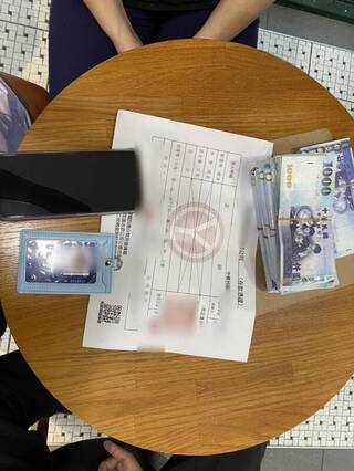 台中男子遭投資詐騙22萬　偕同警方逮獲取款車手