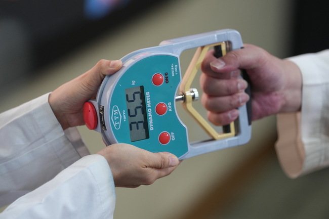 亞洲人肌力45歲起驟降　最新研究：50歲就要測肌少症 | 華視新聞