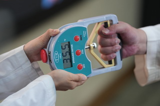 亞洲人肌力45歲起驟降　最新研究：50歲就要測肌少症