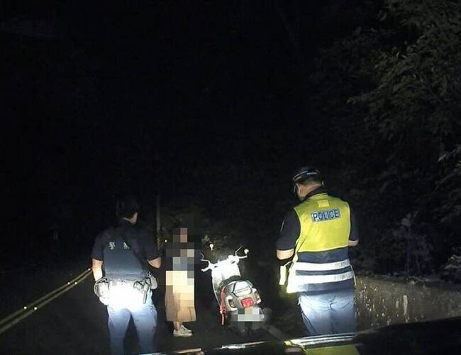 台中女騎車天黑迷路太平山區求救　警引導助脫困 | 華視新聞