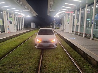 7旬婦開車誤入高雄輕軌軌道陷草地　無人傷函送偵辦