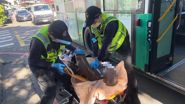 台中1長者搭公車遇煞車摔倒　昏迷送醫 | 華視新聞