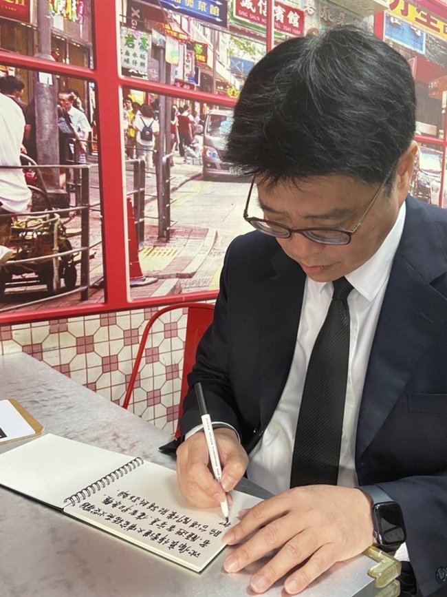 香港宏福苑大火港人在台設弔唁點  邱垂正前往致意 | 華視新聞