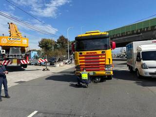 台中烏日曳引車右轉撞機車　女遭捲車底身亡
