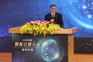 頒發模範公務員　卓榮泰：面面俱到照顧軍公教