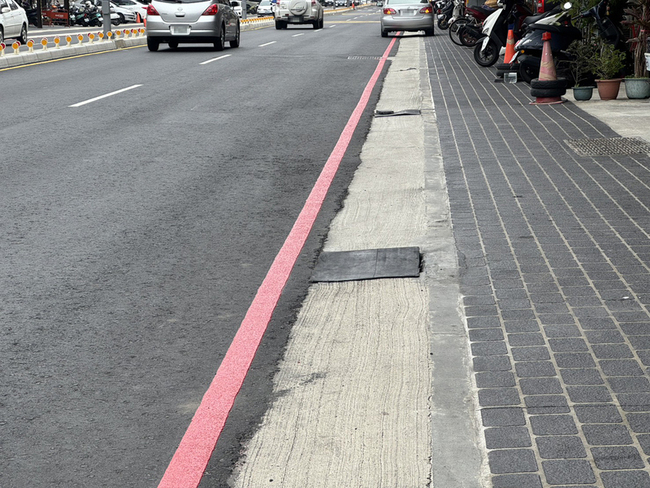 竹東鎮北興路改善工程孔洞未蓋　國中生摔車骨折 | 華視新聞