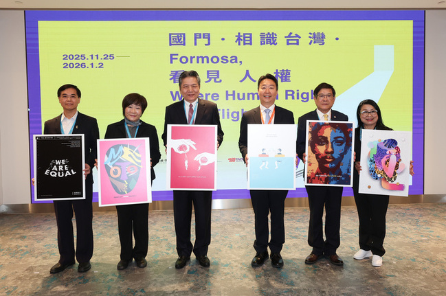 世界人權日將至　桃園機場出境國門展出得獎人權海報 | 華視新聞