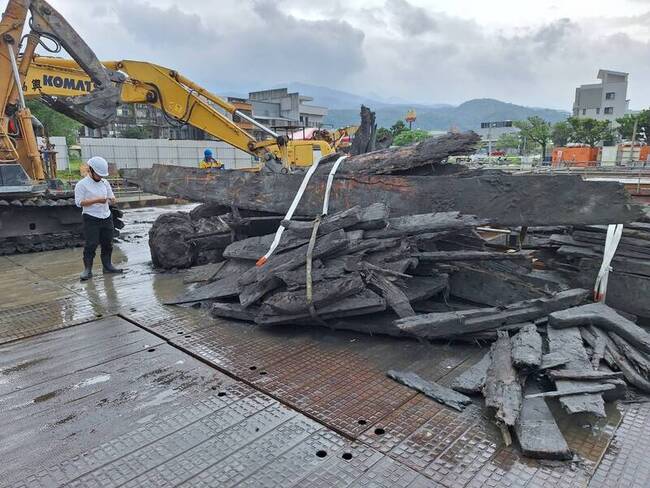 宜蘭挖到疑似古船　縣府初判為漂流木 | 華視新聞