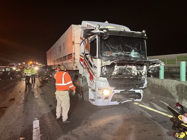 國1南下台中路段4車連環車禍　9傷1人不治 | 華視新聞
