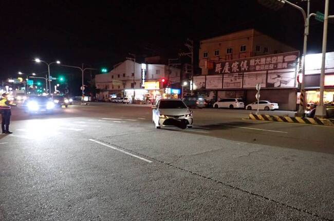 台中清水2行人走斑馬線遭撞　疑駕駛視線死角釀禍 | 華視新聞