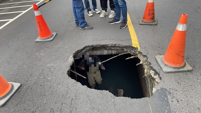 新北新莊復興路出現2公尺深坑洞　封路搶修 | 華視新聞