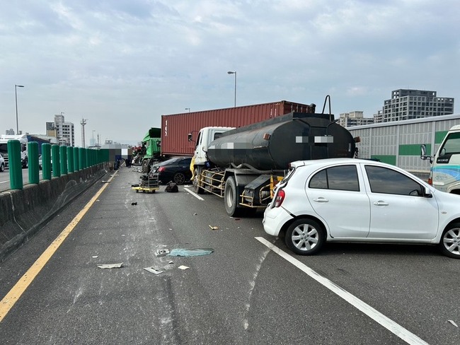 高雄國10西向3.7公里7車追撞　事故仍排除中 | 華視新聞