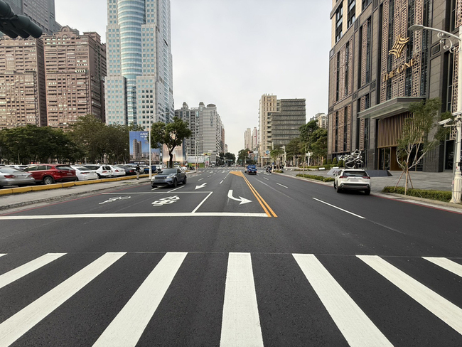 高雄中華五路、成功二路　翻新後增設左轉道 | 華視新聞