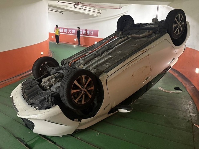 桃園女停車場下坡擦牆翻車　四輪朝天畫面引熱議 | 華視新聞