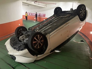 桃園女停車場下坡擦牆翻車　四輪朝天畫面引熱議