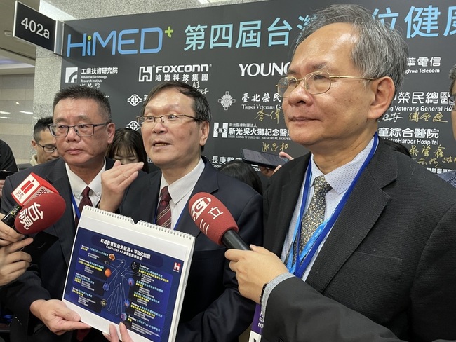 鴻海擴大醫療布局　刷手機器人明年春季導入台中榮總 | 華視新聞