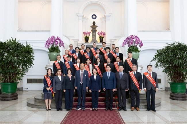 副總統接見崇越論文得主　盼為全球性問題尋找新解方 | 華視新聞