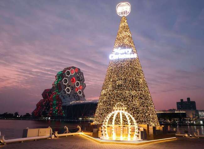 高流17公尺耶誕金勾TREE　與港灣夕陽一同入鏡吸睛 | 華視新聞