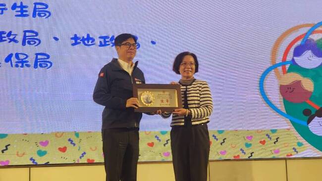 第21屆金暉獎頒獎　陳其邁致謝志工成為城市英雄 | 華視新聞