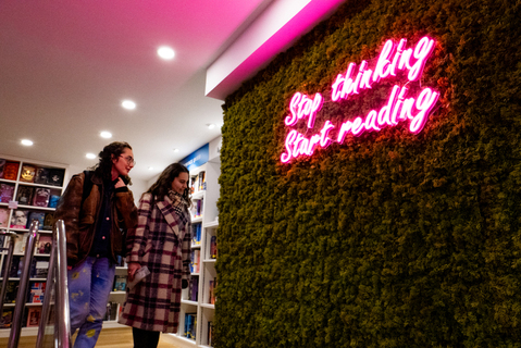 戀愛腦拯救法國出版業  巴黎最大浪漫書店開幕