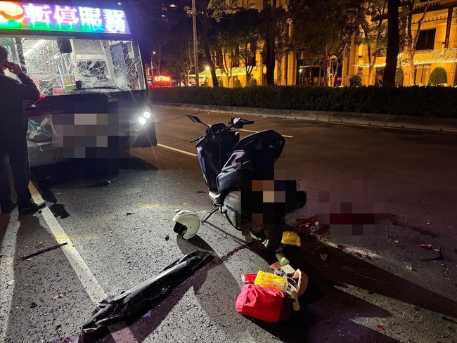 北市公車疑未注意前方追撞2車　女騎士傷重恐截肢 | 華視新聞