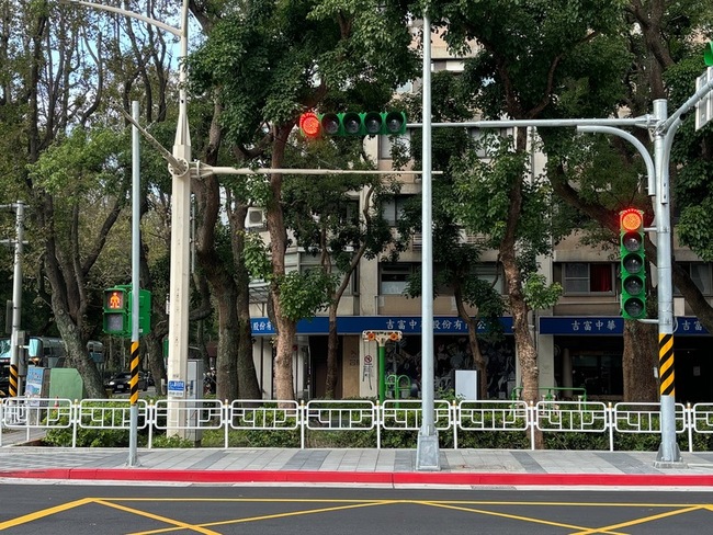 護欄裝人行道內側惹議　北市新工處：與地方共識 | 華視新聞