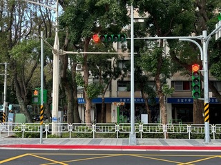 護欄裝人行道內側惹議　北市新工處：與地方共識