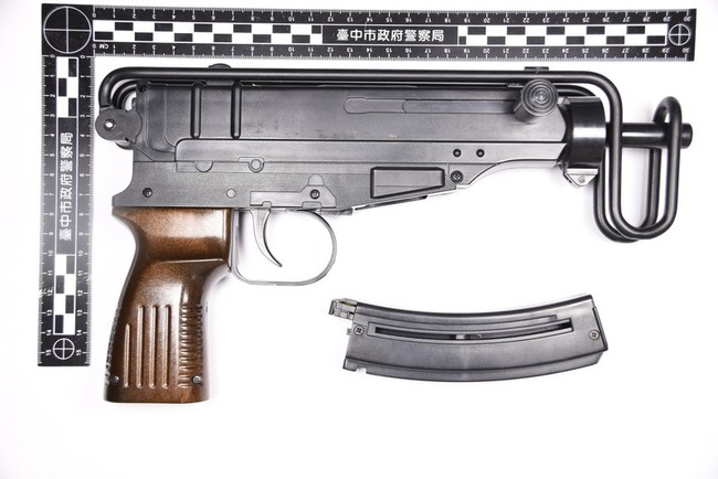 台中男子小吃店用餐疑掉槍　警調百支監視器找人 | 華視新聞