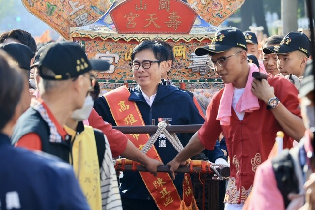 高雄三山媽祖合體白沙屯媽祖遶境　陳其邁扶轎祈福 | 華視新聞
