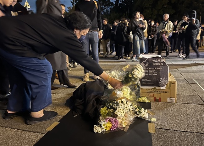 香港宏福苑大火奪159命　在台港人自由廣場悼念 | 華視新聞