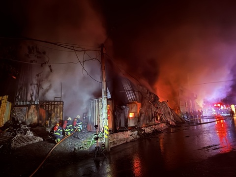 新北八里清晨木工工廠火警 近百坪廠房遭焚毀