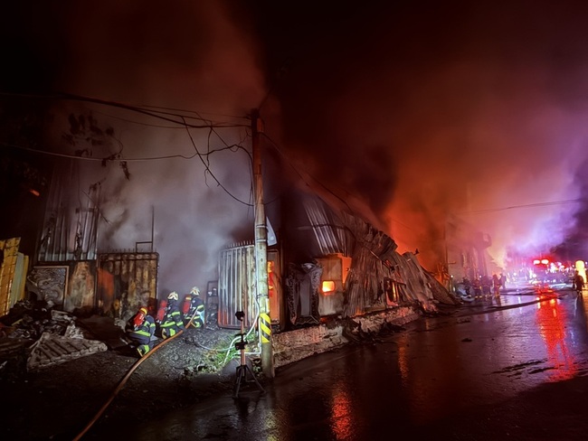 新北八里清晨木工工廠火警　近百坪廠房遭焚毀 | 華視新聞