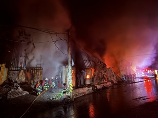 新北八里清晨木工工廠火警　近百坪廠房遭焚毀