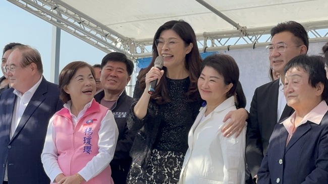 鄭麗文盧秀燕相擁駁心結傳言　允推最強台中市長人選 | 華視新聞