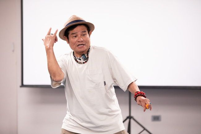 許效舜授課台語表演班　分享「越在地越國際」 | 華視新聞