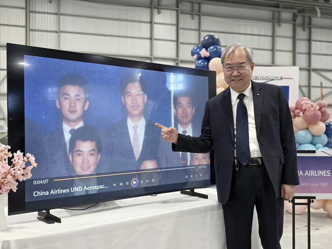 重返美飛行「母校」　華航高星潢：管理就像開大飛機 | 華視新聞
