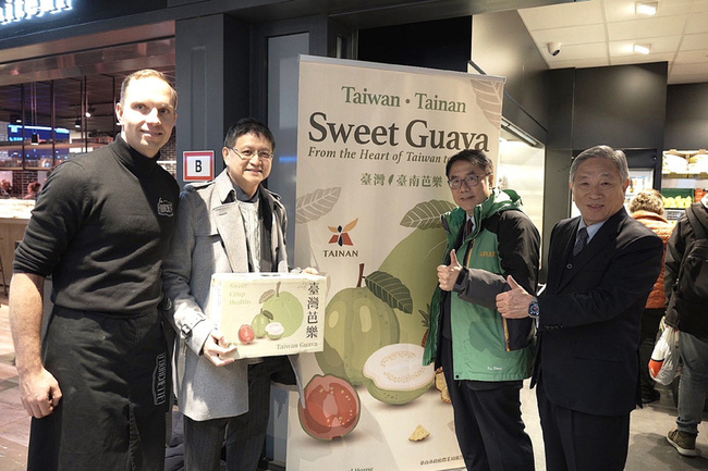 黃偉哲赴荷蘭拓銷芭樂鳳梨　盼水果四季供貨歐洲 | 華視新聞