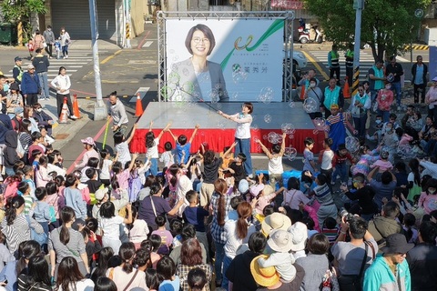 拚彰縣長提名黃秀芳傾聽縣民心聲 陳素月畫縣政藍圖