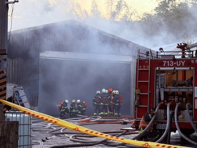 新北三峽化學工廠火煙飄硫磺味 警消撲滅籲緊閉門窗 | 華視新聞