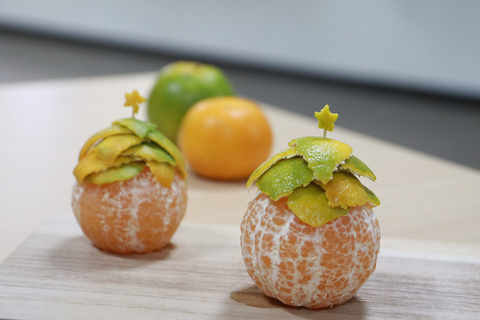 台南長榮女中學生巧手創作 橘子變可愛版耶誕樹