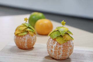 台南長榮女中學生巧手創作　橘子變可愛版耶誕樹