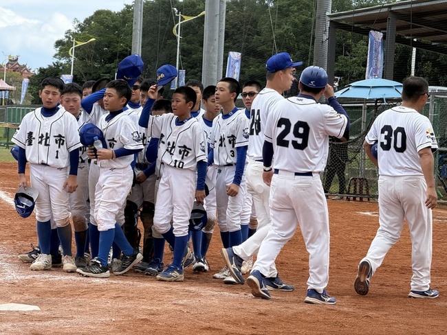 威力盃北市「前撲式滑壘」判出局　教頭肯定球員表現 | 華視新聞