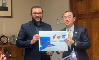 台灣援贈天主教聖言會   購置電腦予非洲5國學童